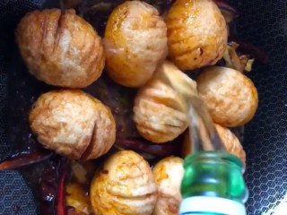 7、啤酒卤鸡蛋,再放入生抽，耗油，老抽，下入鸡蛋，倒入一瓶啤酒