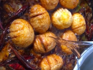 8、啤酒卤鸡蛋,再加入少许的水