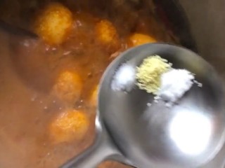 9、啤酒卤鸡蛋,放入盐，鸡精，白糖，小火煮十五分钟