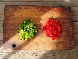 2、避风塘茄子,青红椒（可根据个人口味选择辣的或不辣的）洗净去筋去籽切碎备用。