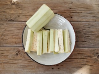 4、避风塘茄子,茄子洗净去皮切手指粗细的长条。