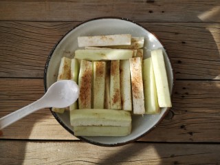 5、避风塘茄子,在茄子条上撒适量的十三香粉（或椒盐粉）和适量的盐。