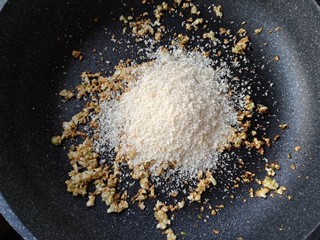 13、避风塘茄子,加入适量面包糠。