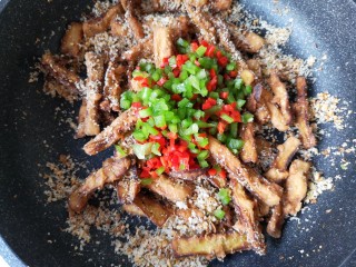 16、避风塘茄子,加入青红椒碎大火翻炒断生。