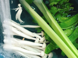 2、清炒杂蔬,淘洗干净