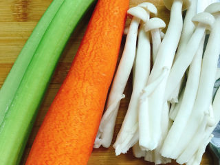 3、清炒杂蔬,胡萝卜削去外皮