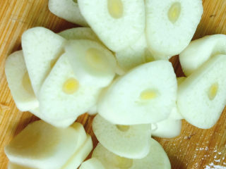 7、清炒杂蔬,大蒜切成片备用