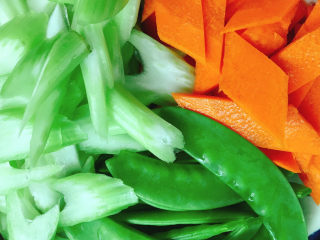 8、清炒杂蔬,胡萝卜、西芹切片,荷兰豆去老筋