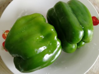 5、青椒土豆片,青椒洗干净。