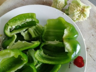 6、青椒土豆片,掰开去籽。