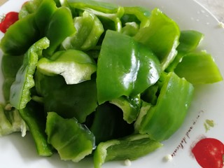 7、青椒土豆片,掰成小块儿。