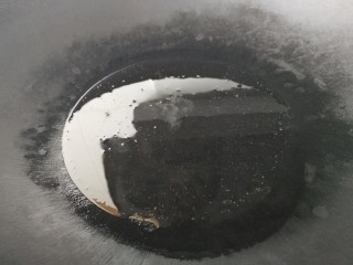 8、青椒土豆片,热锅凉油。