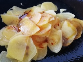 11、青椒土豆片,加一汤匙生抽增鲜（生抽里的水份遇热会使土豆片熟的刚刚好）