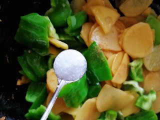 15、青椒土豆片,加一小勺盐中小火炒匀增味。