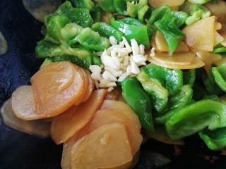 16、青椒土豆片,最后放入蒜末，炒匀即可，香味飘出来喽。