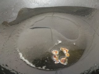 3、家常烧豆腐,热锅倒入适量油，放入大料小火炸香后关火。