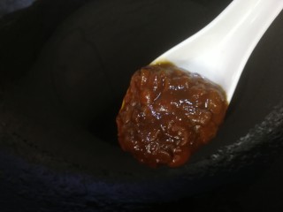 4、家常烧豆腐,捞出大料，放入一勺豆瓣酱。