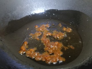 5、家常烧豆腐,余温炒香。