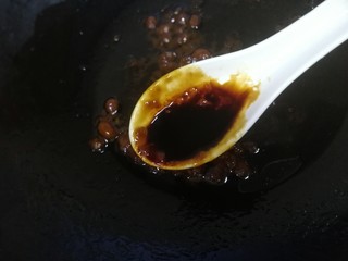 6、家常烧豆腐,放一勺生抽，半勺老抽。