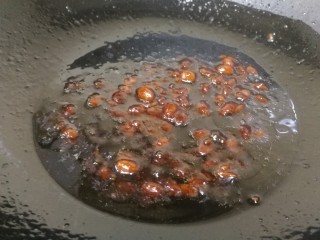 7、家常烧豆腐,开最小火，炸出香味。