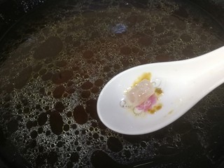 8、家常烧豆腐,倒入适量开水转大火，放入一颗冰糖。