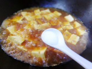 11、家常烧豆腐,放入一小勺盐。