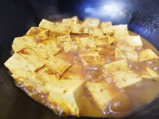 14、家常烧豆腐,汤汁快要收尽。