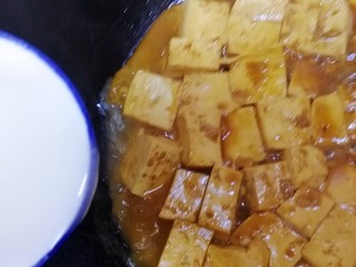 15、家常烧豆腐,沿锅边一圈倒入水淀粉（水淀粉倒入前搅拌一下）