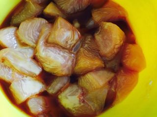 1、宫保鸡丁,鸡胸肉切小块,放入少许料酒、盐、淀粉抓匀