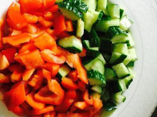 4、宫保鸡丁,黄瓜切丁,彩椒切小块