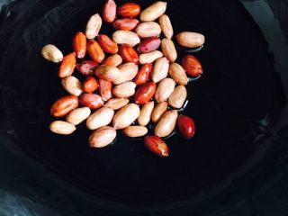 5、宫保鸡丁,先炸花生米,小火慢慢搅动