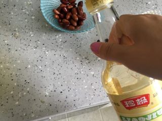 6、宫保鸡丁,炸好出锅马上放少许料酒拌匀备用