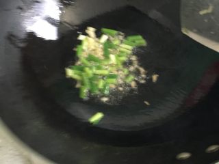 8、宫保鸡丁,油锅爆香葱姜