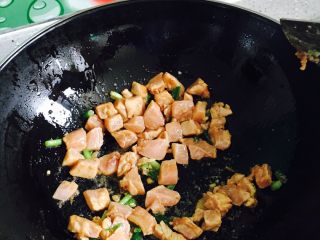 9、宫保鸡丁,倒入鸡肉丁翻炒均匀