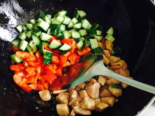 10、宫保鸡丁,八分熟倒入黄瓜彩椒丁翻炒