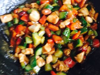 12、宫保鸡丁,倒入调好的汁翻炒均匀