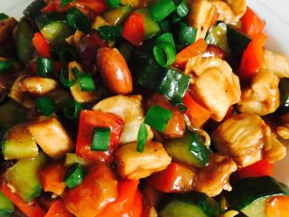 13、宫保鸡丁,出锅码盘撒香葱碎