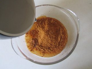 2、鱼香杏鲍菇,鱼香肉丝调料放入碗中, 加入适量的清水搅拌均匀；