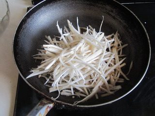 4、鱼香杏鲍菇,下入手撕的杏鲍菇煸炒；