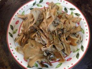 2、舞茸蚝油菜心,去掉老根撕成小朵备用