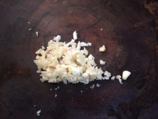 4、舞茸蚝油菜心,大蒜切小粒备用