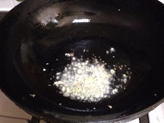 6、舞茸蚝油菜心,炒锅热锅凉油下入一半蒜碎炒出香味