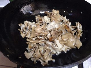 7、舞茸蚝油菜心,倒入灰树花翻炒均匀