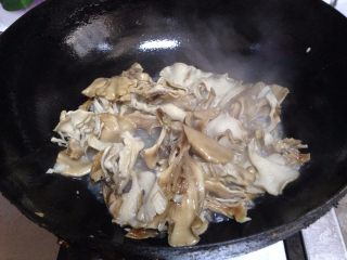 8、舞茸蚝油菜心,加入适量泡灰树花的水（要沉淀以后上面的水),加入糖、盐（只要一点即可）提味后煮5分钟