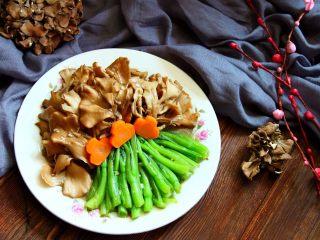 11、舞茸蚝油菜心,如图摆盘（菜心根部向下，把灰树花摆到菜心的叶的部分，整形即可）