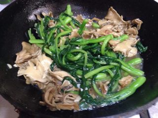 10、舞茸蚝油菜心,最后勾入水淀粉炒匀即可出锅