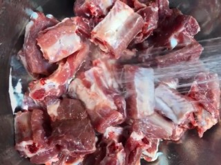 1、椒盐排骨,准备新鲜的排骨剁成块,冲去血水