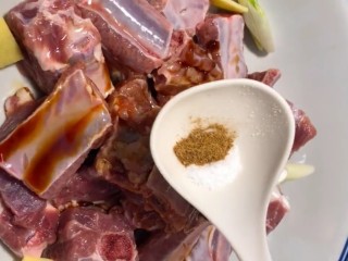 2、椒盐排骨,攥干水分加入葱姜,料酒,海鲜酱,生抽,盐,十三香抓匀