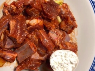 3、椒盐排骨,再放适量淀粉抓匀腌制十五分钟