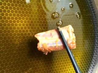 4、椒盐排骨,油温五成热下锅小火侵炸